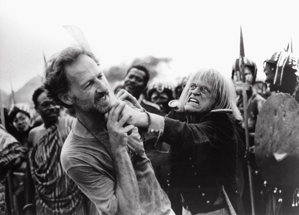 Sein 'liebster Feind' Klaus Kinski geht Werner Herzog an die Gurgel.