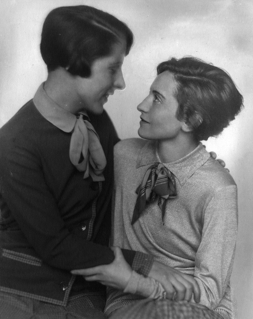 Viola Bosshardt (links) und Elisabeth Bergner, Anfang der 1920er Jahre. Postkarte.