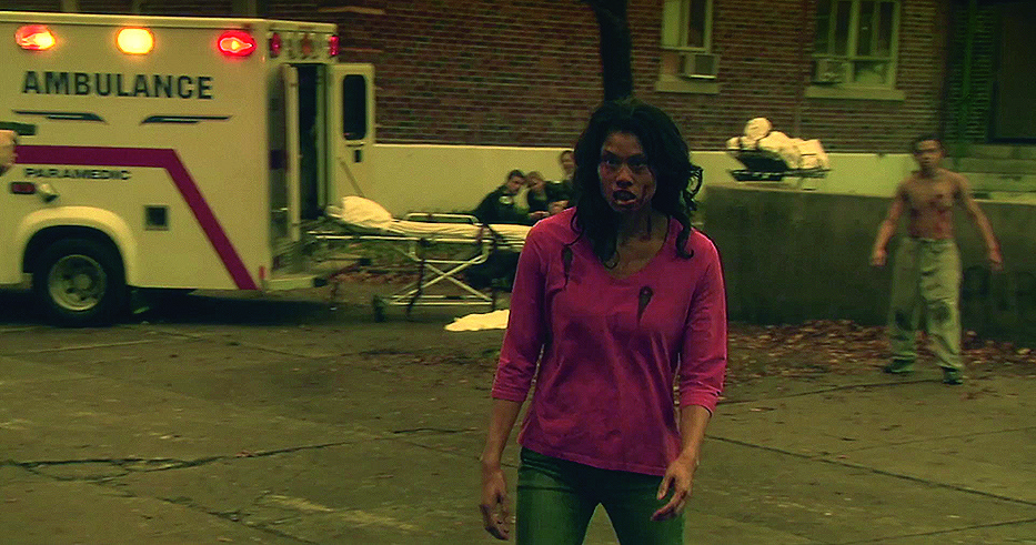 Screenshot aus ‹Diary of the Dead›: Das Opfer eines Gewaltverbrechens erwacht wieder zum Leben und attackiert den Kameramann eines Nachrichtenkanals.