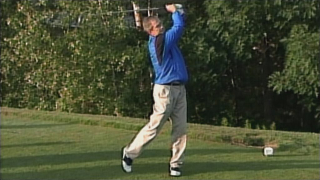 George W. Bush mit Golfschläger, mitten im Schlag.